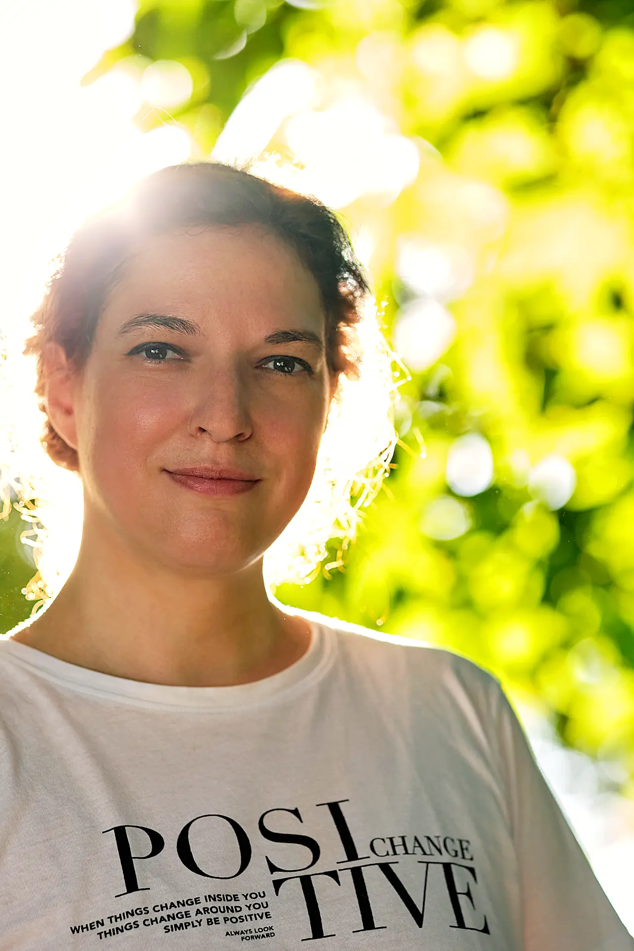 Mentaltrainerin Katharina Riedl lächelt im warmen Sonnenlicht