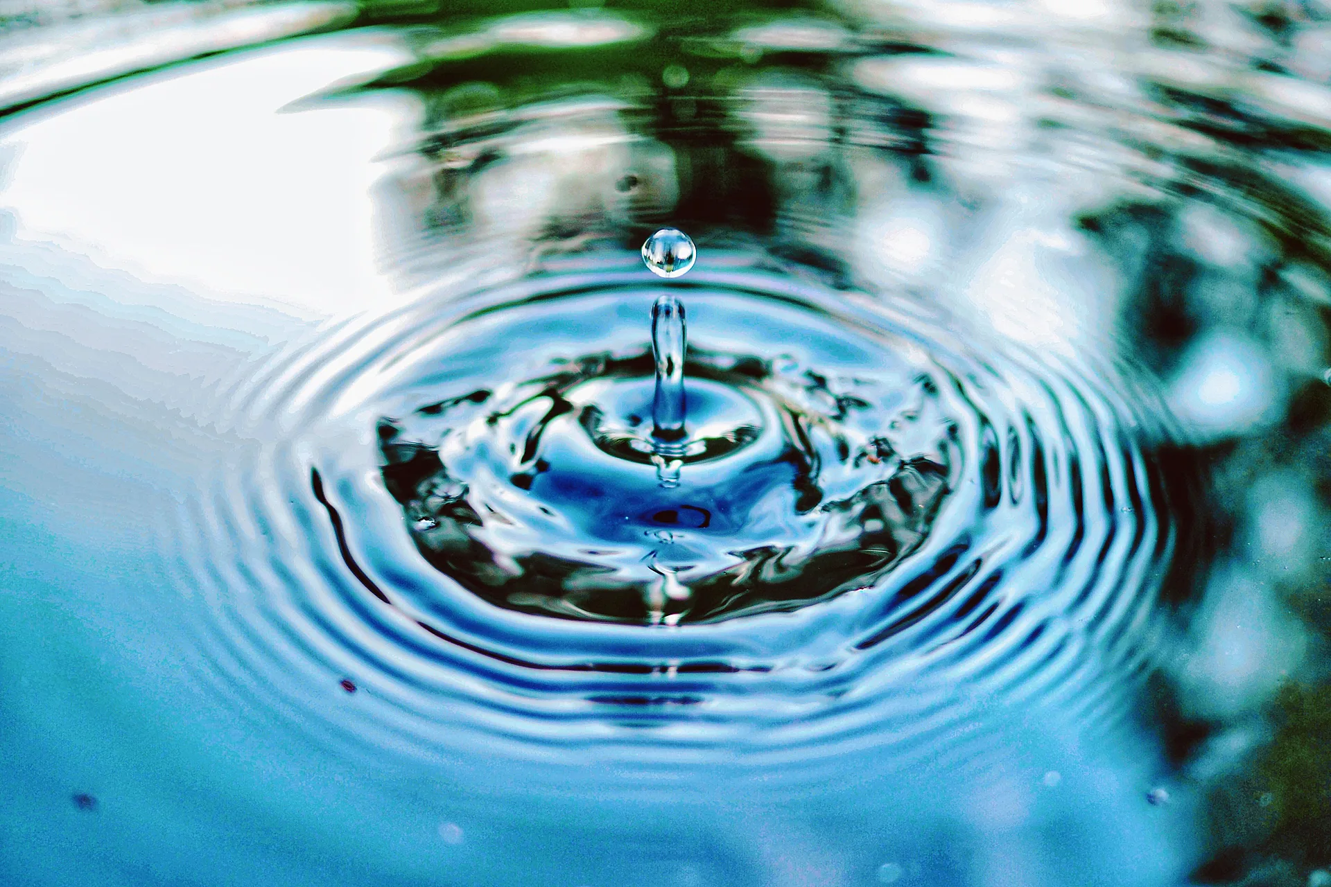 Wassertropfen mit kreisförmigen Wellen – Symbol für Achtsamkeit, Stressmanagement und Burnout-Prävention